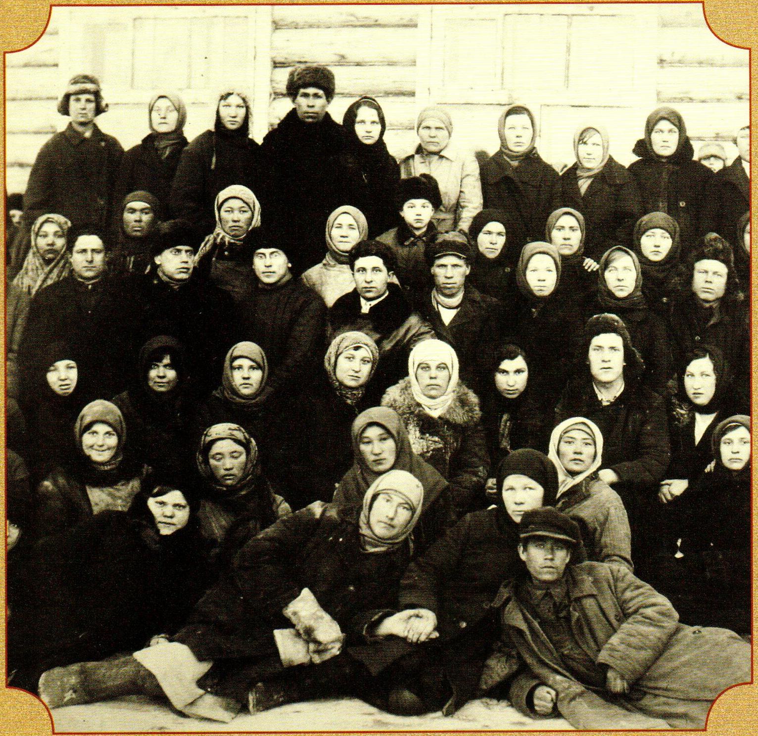 Строительство кемеровского АТЗ.Ученики штукатуров 1930-е годы.